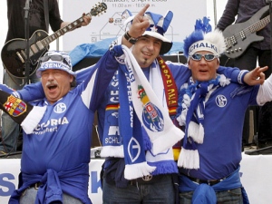 Bei jedem Match singen die verfluchten Schalke Fans ihr Vereinslied