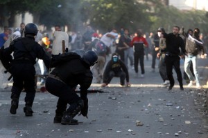 Jugendliche in Algerien bekämpfen die Polizei des Taghuut mit Steinen